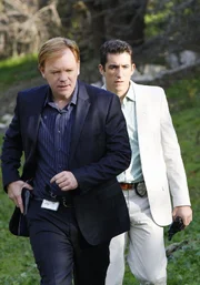 Eine Spur auf der Jagd nach dem Serienkiller führt Horatio (David Caruso, l.) und Ryan (Jonathan Togo) in den Fort Sherman Park. Bei der Durchsuchung des Parks stoßen die Ermittler auf eine weitere Leiche... Eine Spur auf der Jagd nach dem Serienkiller führt Horatio (David Caruso, l.) und Ryan (Jonathan Togo) in den Fort Sherman Park. Bei der Durchsuchung des Parks stoßen die Ermittler auf eine weitere Leiche...