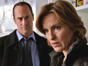 Det. Stabler (Christopher Meloni) und Det. Benson (Mariska Hargitay) sehen sich in der Wohnung des Opfers um. Völlig unerwartet finden sie Berge von Alkoholflaschen. War es möglicherweise doch kein Mord?