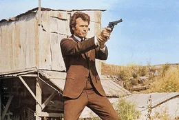 Kommissar Harry Callahan (Clint Eastwood) ist Spezialist fuer schmutzige Auftraege und jagt Killer gnadenlos.