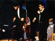 Jake und Elwood Blues (John Belushi, re., Dan Aykroyd) wollen ihre alte "Blues Brothers Band" wieder aufleben lassen!