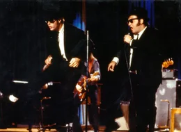 Jake und Elwood Blues (John Belushi, re., Dan Aykroyd) wollen ihre alte "Blues Brothers Band" wieder aufleben lassen!
