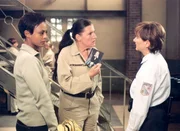 Walter (Katy Karrenbauer, Mi.) ist frustriert über Niks Tod und bittet Adler (Claudia Loerding) zur Erinnerung um das Portrait von Nik, doch Adler bleibt hart. (li. Dennenesch Zoude) Walter (Katy Karrenbauer, Mi.) ist frustriert über Niks Tod und bittet Adler (Claudia Loerding) zur Erinnerung um das Portrait von Nik, doch Adler bleibt hart. (li. Dennenesch Zoude)