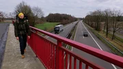 Reporter Lennart Banholzer ist zu Fuß auf der geplanten A20-Trasse unterwegs.