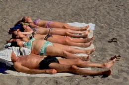 Von Fernreisen in exotische L&auml;nder &uuml;ber den Urlaub auf dem Bauernhof bis hin zu Strandferien an der Ostsee - jeder hat seine ganz eigenen Reiseerinnerungen. Der Film blickt zur&uuml;ck auf Urlaubstrends und Erlebnisse von den 1950ern bis in die 1990er Jahre, wie Camping, Kaffeefahrten, Survival-Urlaub oder Ballermann. - Sonnen in Spanien 70er.