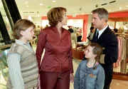 MDR Fernsehen WAS HEISST HIER OMA!, am Montag (14.01.13) um 20:15 Uhr. Die elegante Juliane (Gaby Dohm) ist gar nicht erfreut, als ihr Schwiegersohn Martin (Florian Fitz) sie als Babysitterin f&uuml;r seine beiden Kinder Sarah (Emelie Kundrun) und Nils (Benjamin Seidel) anheuern will.