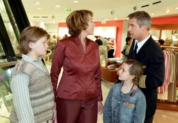 MDR Fernsehen WAS HEISST HIER OMA!, am Montag (14.01.13) um 20:15 Uhr. Die elegante Juliane (Gaby Dohm) ist gar nicht erfreut, als ihr Schwiegersohn Martin (Florian Fitz) sie als Babysitterin f&uuml;r seine beiden Kinder Sarah (Emelie Kundrun) und Nils (Benjamin Seidel) anheuern will.