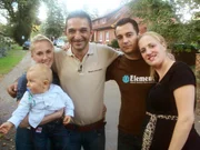 Zorica (re.) und ihr Lebensgefährte Dejan (2.v.re.) mit Trödelprofi Mauro Corradino (Mitte) und Zoricas Zwillingsschwester Marija und deren Sohn