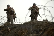 L-R: Lance Corporal Blake (Dean-Charles Chapman), Lance Corporal William Schofield (George MacKay).