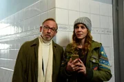 Die Kommissare Ludwig Schaller und Angelika Flierl sprechen mit ihrem Gerichtsmediziner die ersten Informationen zum Leichenfund durch.
