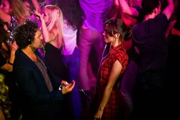 L-R: Dan (Mark Ruffalo) und Gretta (Keira Knightley)