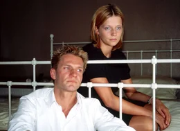 Anna (Doreen Jacobi) ist nicht gl&uuml;cklich in ihrer Ehe mit Peter (Thure Riefenstein). Sie vereinsamt zunehmend, w&auml;hrend er erfolgreich ist und v&ouml;llig in seiner Arbeit aufgeht.