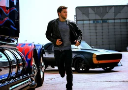 Als der Vater von Shanes (Jack Reynor) Freundin den Alien-F&uuml;hrer und Transformer Optimus Prime in seiner Scheune findet, beginnt f&uuml;r alle vier ein Wettlauf gegen die Zeit. Denn obwohl Prime den friedliebenden Autobots angeh&ouml;rt, will die CIA ihn und seine Anh&auml;nger beseitigen ...