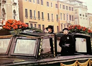 Nach dem Unfalltod ihrer kleinen Tochter kommen John Baxter (Donald Sutherland) und seine Frau Laura (Julie Christie) nach Venedig, um Abstand von dem tragischen Ereignis zu gewinnen.