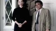 Lt. Columbo (Peter Falk) freut sich, dass Jenny Padget (Janet Eilber) Gefallen an seinem Wagen findet.
