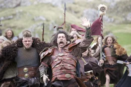Die Armeliten, eine wilde Horde aus dem Nachbarreich, greift an, gef&uuml;hrt vom Armelitenf&uuml;hrer (Gregor Bloeb).
