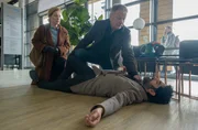 Dr. Roland Heilmann (Thomas Rühmann, oben) ist zur Stelle, als Razak Amari (Reza Brojerdi, liegend) das zweite Mal an einem Tag vor den Augen seiner Freundin Judith Schulze (Pina Kühr) umkippt.