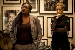 Allgemeine Ratlosigkeit. Sammy (Thelma Buabeng, li.) und Franzi (Susanne Bormann) schauen zu, wie Sven versucht zu singen.