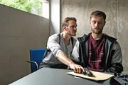L-R: Leo Hölzer (Vladimir Burlakov) wirkt beim Verhör auf den Verdächtigen Dennis Weidmann (Adrian Julius Tillmann) ein.