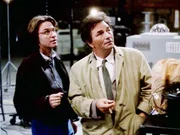 Lt. Columbo (Peter Falk, re.) bewegt sich auf ungewohntem Parkett. In der Glitzerwelt von Hollywood versucht er, dem Erfolgsregisseur Alex Brady (Fisher Stevens) einen inszenierten Mord nachzuweisen. Lt. Columbo (Peter Falk, re.) bewegt sich auf ungewohntem Parkett. In der Glitzerwelt von Hollywood versucht er, dem Erfolgsregisseur Alex Brady (Fisher Stevens) einen inszenierten Mord nachzuweisen.