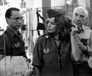 In der Boutique von Butzi Krüll (Charles Regnier, rechts) hat man wieder einen tollen Trend ausgebrütet, den "marines look". Auch Mona (Senta Berger), die Freundin von Baby Schimmerlos, dem Klatschreporter der "Münchner Allgemeinen Tageszeitung" (MATZ), ist von dieser Modeidee begeistert. Links: Udo Kier als Boutique-Verkäufer. In der Boutique von Butzi Krüll (Charles Regnier, rechts) hat man wieder einen tollen Trend ausgebrütet, den "marines look". Auch Mona (Senta Berger), die Freundin von Baby Schimmerlos, dem Klatschreporter der "Münchner Allgemeinen Tageszeitung" (MATZ), ist von dieser Modeidee begeistert. Links: Udo Kier als Boutique-Verkäufer.