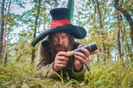 Der R&auml;uber Hotzenplotz (Nicholas Ofczarek) hat sein n&auml;chstes Opfer fest im Visier.