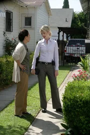 Vielleicht kann Joan (Linda Castro, l.) Det. Lilly Rush (Kathryn Morris, r.) zur Aufkl&auml;rung des aktuellen Falles erheblich beitragen ...