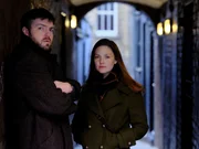 l-r:  Tom Burke als Cormoran Blue Strike, Holliday Grainger als Robin Venetia Ellacott