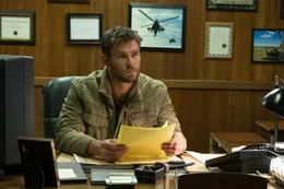 Mitch Nelson (Chris Hemsworth)
