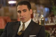 Alberto (Miguel Ángel Silvestre) hat Cristina von seiner Jugendliebe erzählt. Alberto (Miguel Ángel Silvestre) hat Cristina von seiner Jugendliebe erzählt.