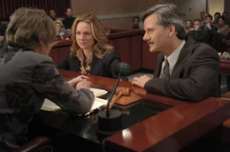 Der Kl&auml;ger Ethan Thomas (Campbell Scott, r.) und die Anw&auml;ltin Erin Bruner (Laura Linney, M.) sind beide bem&uuml;ht, die Richterin Brewster (Mary Beth Hurt, l.) von ihrer Meinung zu &uuml;berzeugen.