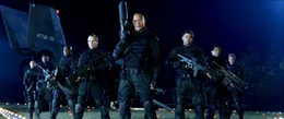 Das B&ouml;se scheint &uuml;berall auf sie zu lauern: S&ouml;ldner Sarge (Dwayne "The Rock" Johnson, M.) und seine tapfere Truppe ...