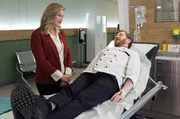 Sarah Marquardt (Alexa Maria Surholt) erkundigt sich, ob es dem berühmten Starkoch Tom Müller (Benjamin Kramme) auch wirklich an nichts fehlt.