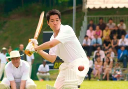 Dai Si (Jason Chan) muss beim Cricket gegen den Ex-Verlobten von Anniela antreten.; ARD Degeto EINE LIEBE IN DER STADT DES L&Ouml;WEN, am Samstag (09.11.24) um 15:30 Uhr im ERSTEN. Dai Si (Jason Chan) muss beim Cricket gegen den Ex-Verlobten von Anniela antreten. &copy; ARD Degeto/Shung/Chin, honorarfrei - Verwendung gem&auml;&szlig; der AGB im engen inhaltlichen, redaktionellen Zusammenhang mit genannter Degeto-Sendung und bei Nennung "Bild: ARD Degeto/Shung/Chin" (S2). ARD Degeto/Programmplanung und Presse, Tel: 069/1509-335, degeto-presse@degeto.de