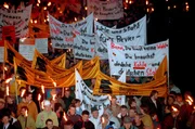 In der "Nacht der 1000 Feuer" ziehen etwa 10.000 Menschen mit Fackeln und Transparenten am 17. Februar in Dortmund vom Hoesch-Werk Phönix zur vielbefahrenen Bundesstraße 1, um diese zu blockieren. Insgesamt mehr als 20.000 Stahlarbeiter demonstrierten an diesem Abend im Ruhrgebiet gegen den drohenden Verlust ihrer Arbeitsplätze.