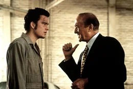 7. Peter (Balthazar Getty, li.) spielt mit dem Feuer. Er hat eine heimliche Aff&auml;re mit der Geliebten von Mr. Eddy (Robert Loggia, re.) - und dieser kennt kein Erbarmen, wenn sich jemand an seinem "Eigentum" vergreift...