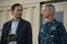 Dr. Ishiro Serizawa (Ken Watanabe, l.) und Admiral William Stenz (David Strathairn, r.)   +++ Die Verwendung des sendungsbezogenen Materials ist nur mit dem Hinweis und Verlinkung auf RTL+ gestattet. +++