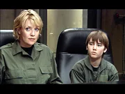Carter (Amanda Tapping, li.) bekommt unerwartete Hilfe von Orlin (Cameron Bright, re.)...
