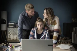 Das Netz vergisst nie: Auf einer fragw&uuml;rdigen Internet-Seite tauchen Nacktfotos der 16-j&auml;hrigen Lara (Aleen K&ouml;tter, M.) auf. F&uuml;r ihre Eltern Charlotte (Felicitas Woll, r.) und Marcus (Martin Gruber, l.) beginnt ein schier aussichtsloser Kampf gegen den Betreiber der Plattform, der ihre Ehe hochgradig gef&auml;hrdet ...