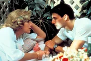 Einer der Instruktoren bei 'Top Gun' ist die sch&ouml;ne Charlie (Kelly McGillis, l.) - und in sie verliebt sich Maverick (Tom Cruise, r.) ...