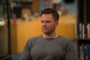 Beim Kelleraufr&auml;umen entdecken Jeff (Joel McHale), Shirley und Hickey einen versteckten Vorrat an Chemieb&uuml;chern ...