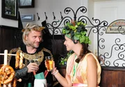 Nach ihrer Darbietung beim Laiendarstellerwettbewerb, flirten Michael (Erich Altenkopf, l.) und Gitti (Kathleen Fiedler, r.) miteinander.