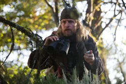 Der exzentrische Wissenschaftler Charlie Frost (Woody Harrelson) ist der einzige, der seit Jahren die Apokalypse voraussagt. Doch niemand will ihm Glauben schenken ...