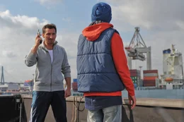 Erst in letzter Sekunde kann S&uuml;leyman (Tim Seyfi, l.) den entt&auml;uschten Niklas (Maximilian Werner, r.) vor einer Dummheit bewahren, indem er sofort eine neue L&uuml;gengeschichte erz&auml;hlt. Aber dieses Mal eine wirkliche gute ...