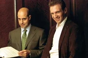 Jerry Siegel (Stanley Tucci) und Christopher Marshall (Ralph Fiennes, re.)