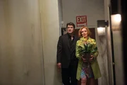 Der Besuch von Castle (Nathan Fillion, l.) und seiner Mutter (Susan Sullivan, r.) bei Alexis droht in einer Katastrophe zu enden, nachdem Castle bereits im Hausflur nur negative Bemerkungen losl&auml;sst ...