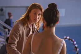 Annie (Alexandra Lamy, l.) stellt ihre Tochter Poupi (Chlo&eacute; Barkoff-Gaillard, r.) zur Rede.