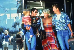 Noch ahnen sie nichts von ihrem Schicksal - Carole (Meg Ryan, 2. v. r.) holt ihren Mann Goose (Anthony Edwards, r.) und seinen besten Freund Maverick (Tom Cruise, 2. v. l.) von der Airbase ab ...
