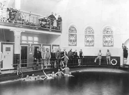 Neben der Schwimmhalle gab es im Stadtbad Steglitz auch Wannenb&auml;der f&uuml;r Frauen und M&auml;nner. Als Teil der Volksbadbewegung diente es neben sportlicher Bet&auml;tigung auch der Reinlichkeit. Menschen ohne Badzimmer konnten ein Bad nehmen.