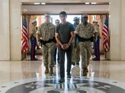Vom Syndikat wird Ethan Hunt (Tom Cruise, M.) festgenommen, als er von einer heiklen Mission zur&uuml;ckkehrt. Die Organisation ahnt nicht, dass er sich nicht so leicht unterkriegen l&auml;sst ...