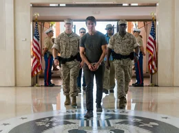 Vom Syndikat wird Ethan Hunt (Tom Cruise, M.) festgenommen, als er von einer heiklen Mission zur&uuml;ckkehrt. Die Organisation ahnt nicht, dass er sich nicht so leicht unterkriegen l&auml;sst ...